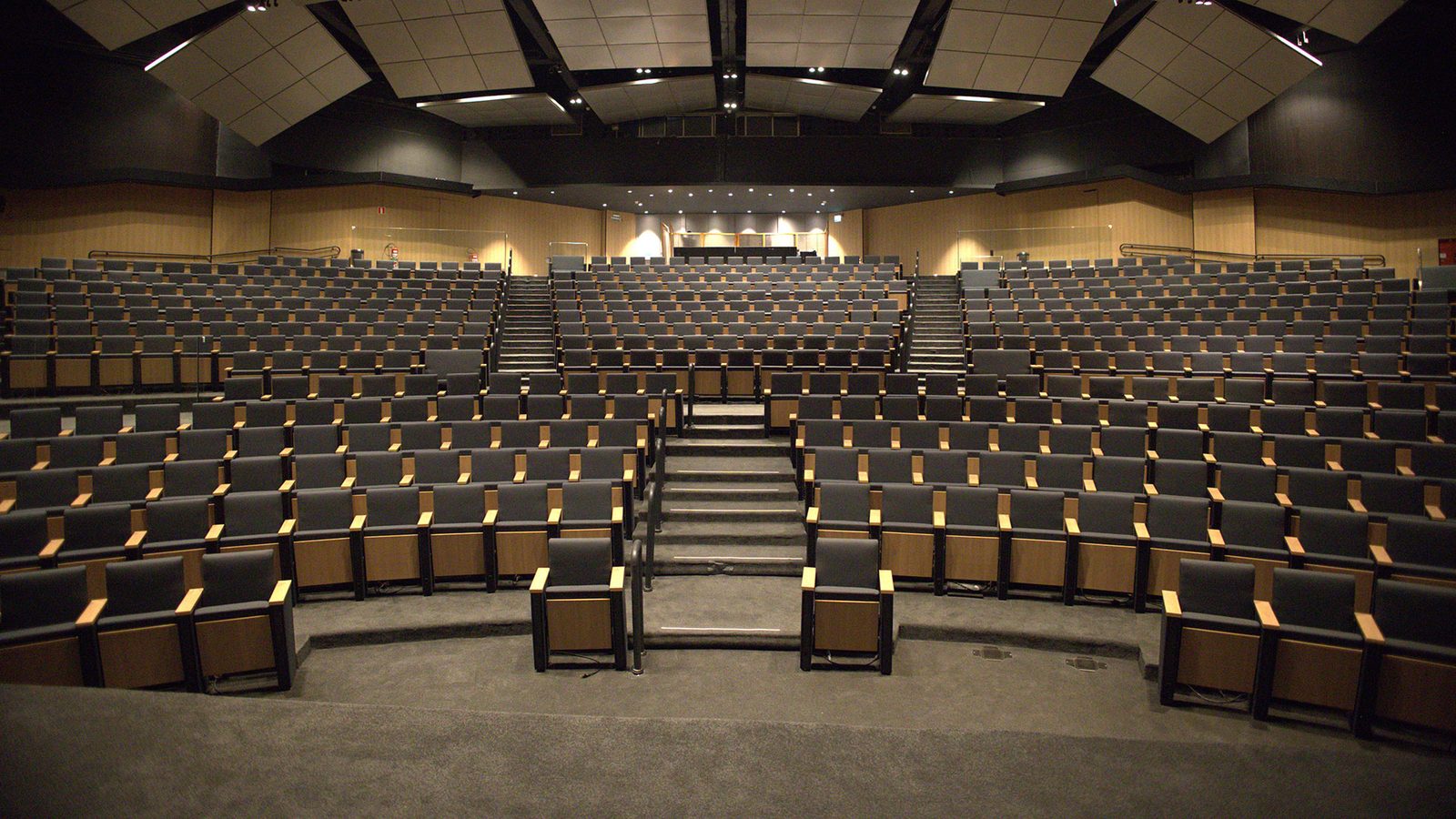 Grande Auditório do Centro de Convenções Rebouças, com fileiras de poltronas.