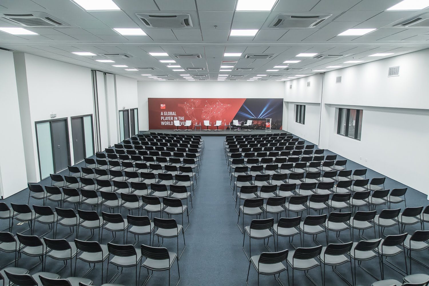 Sala do São Paulo Expo preparada para uma palestra.